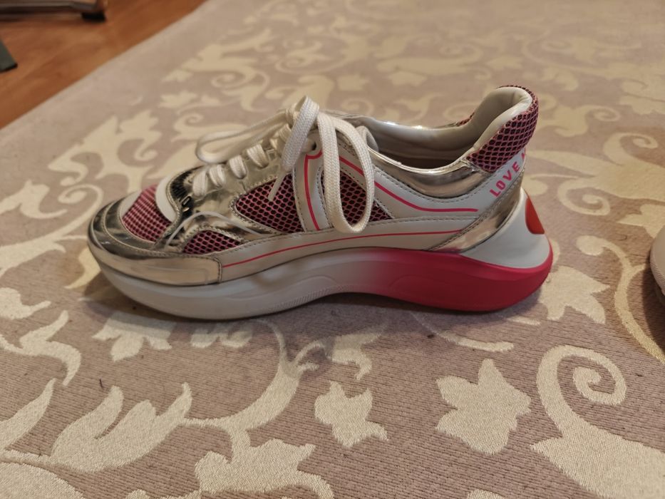 Vând adidași love moschino