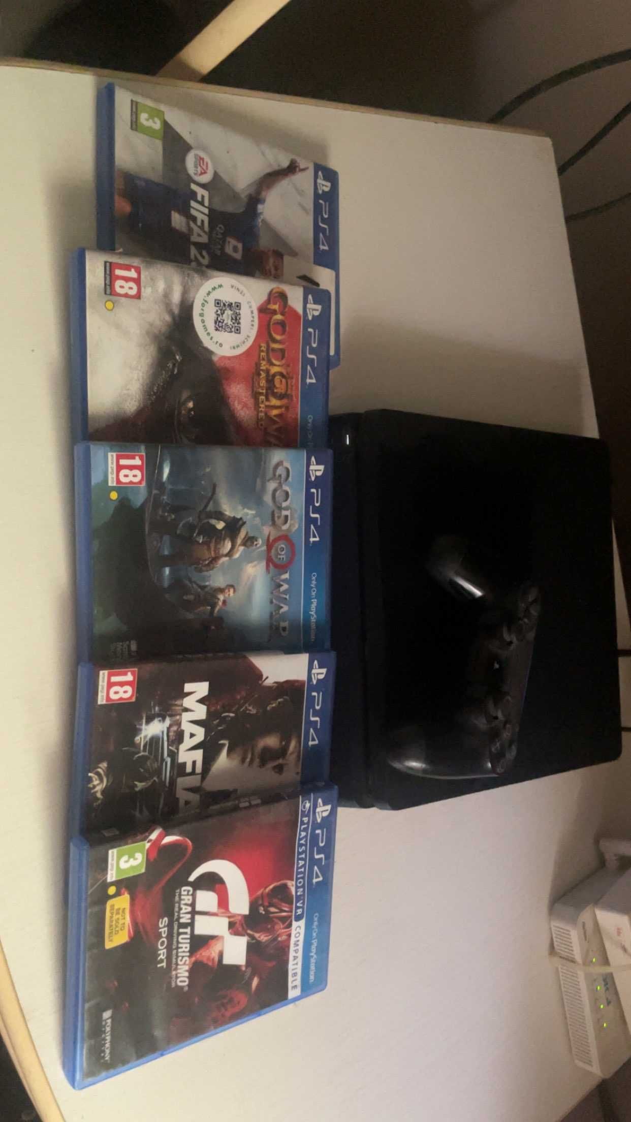 Pachet complet PS4 Slim 1TB + volan Hori– Stare perfectă!