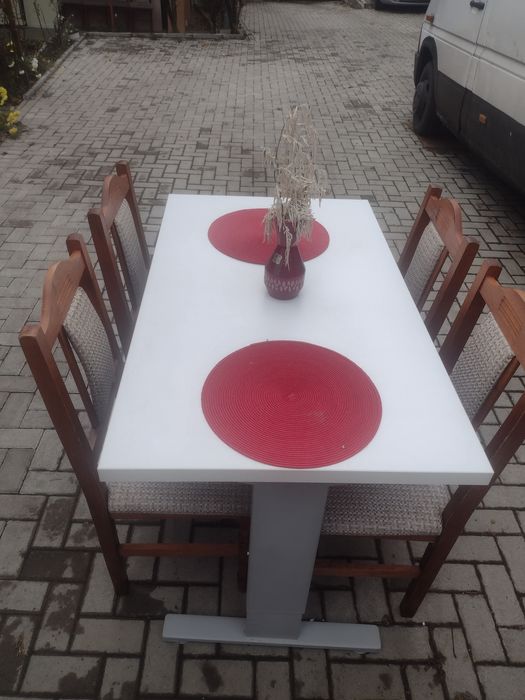 Mese și scaune din lemn masiv