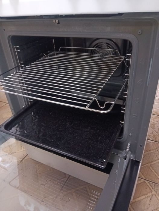 Свободно стояща печка с керамичен плот Gram с две години Гаранция!