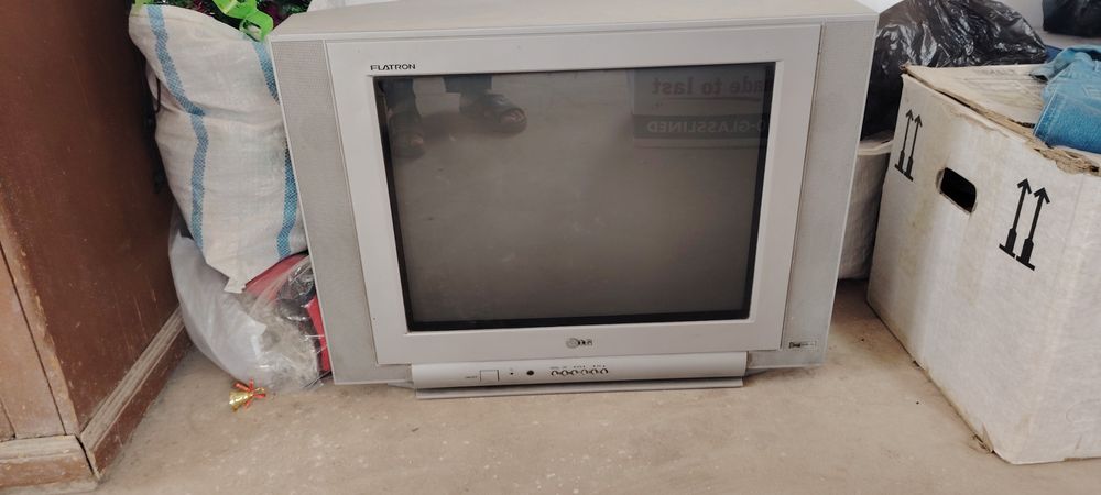 LG flatron.Телевизор свитной экран