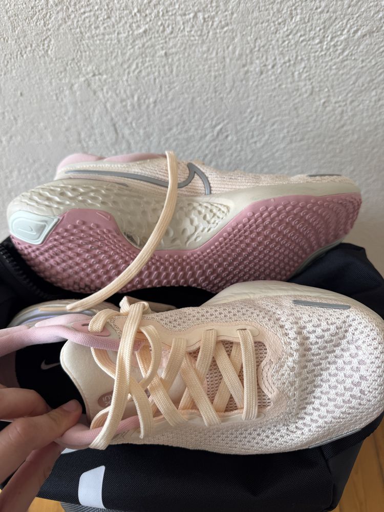 2 броя Nike Invincible Flyknit 2