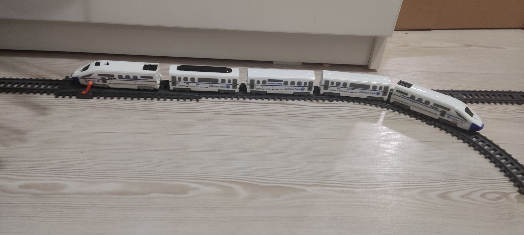 Tren,,circuit electric complex locomotiva+4 vagoane,4 macazuri..