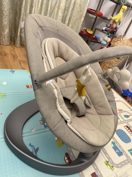 Balansoar bebelusi Sezlong Nuna Leaf Grow Biscotti cu bara de jucarii