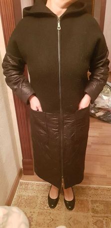 Пальто  стильное , демисезонное  черное,  с капюшоном. Размер 44