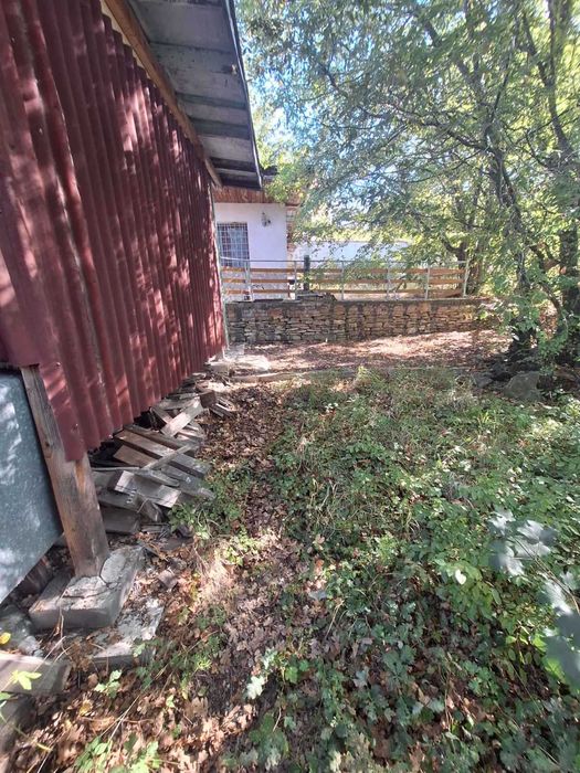 Парцел с постройка в село Кошарица