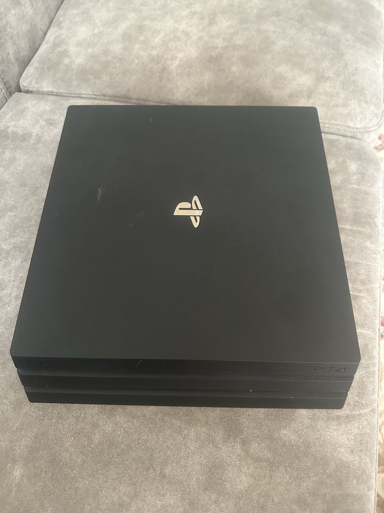 playstation 4 pro 1  terabyte със  джойстик само на лично предаване