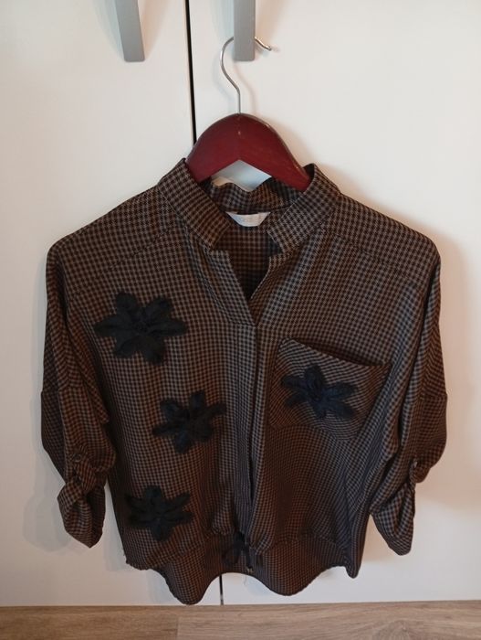 Блуза в кафяво и черно с черни цветя с пайети