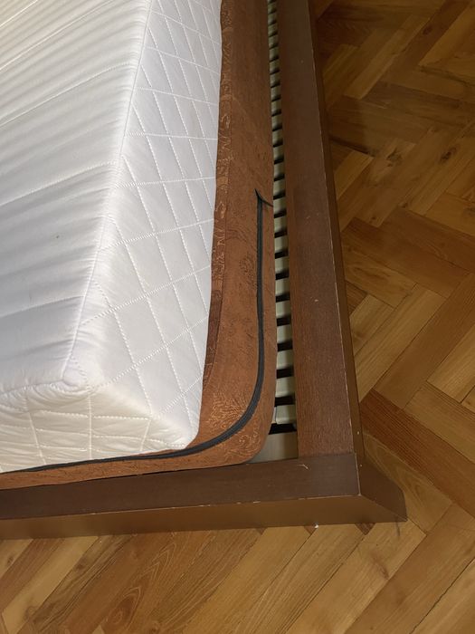 URGENT! Pat din lemn masiv, se vinde cu salteaua maro