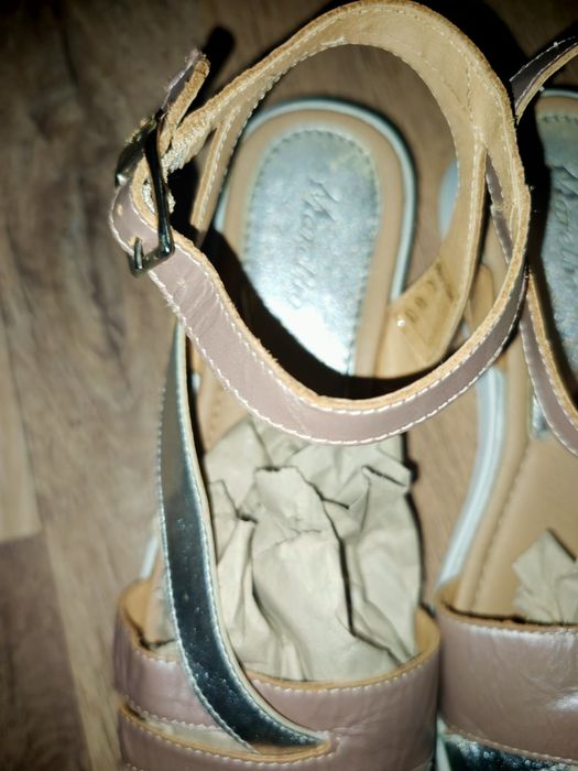 Vând sandale de dama