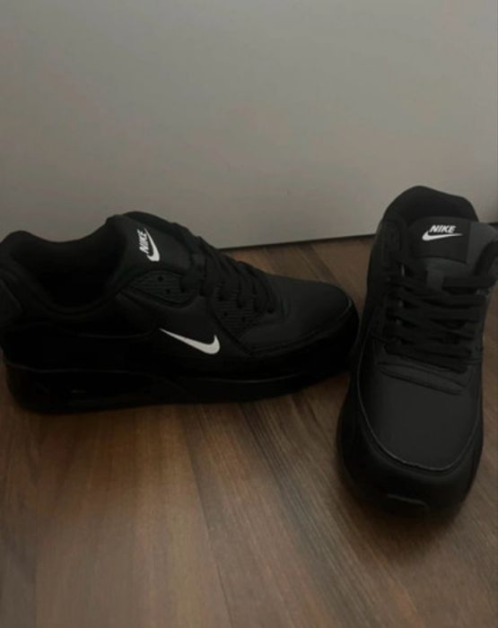 Noi, adidasi nike, marime 40.