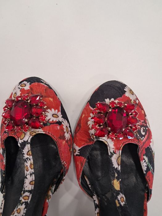 Sandale inflorate marimea 40