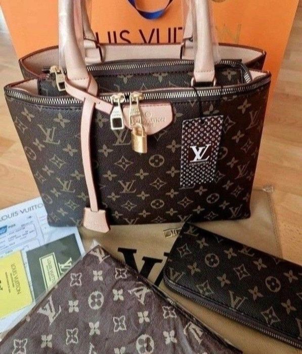 Set 3 articole (geanta+esarfa cu 2 fețe+portofel)saculet, etichetă