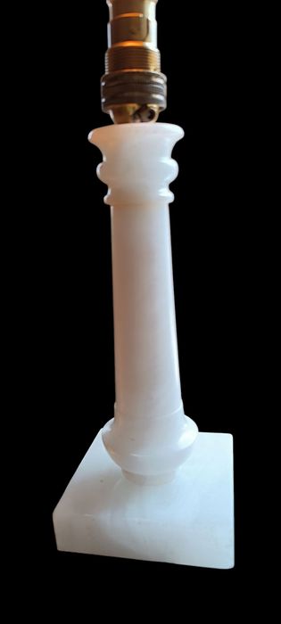 Мраморна настолна лампа