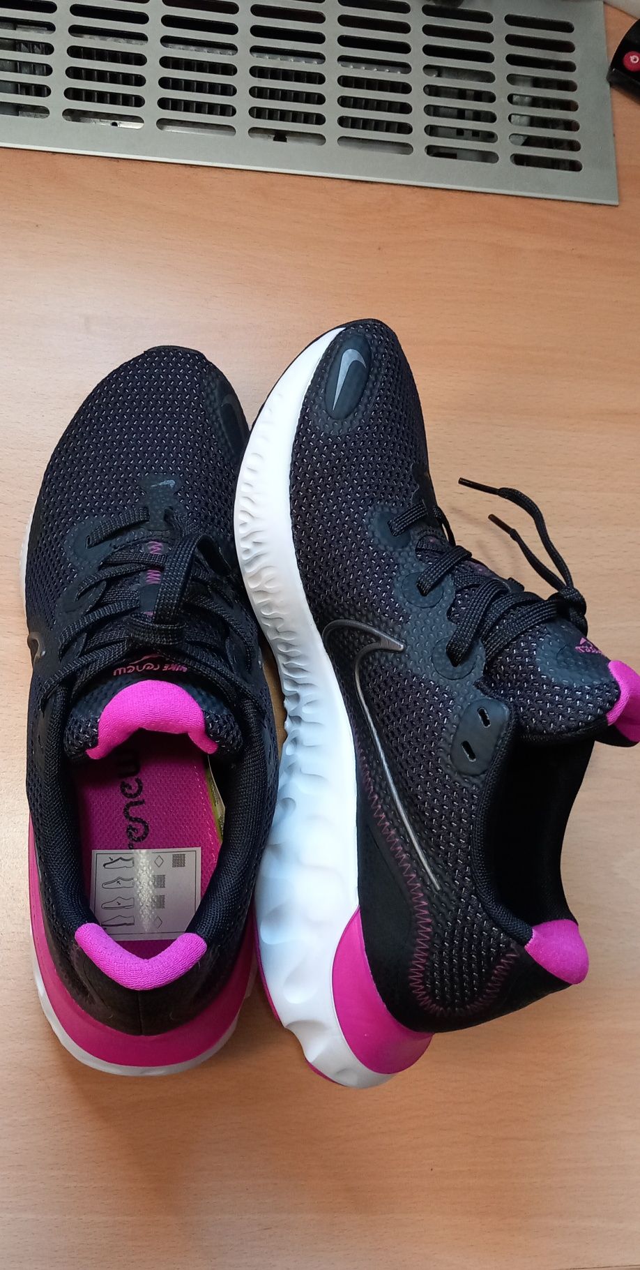 Маратонки NIKE RENEW 41/42