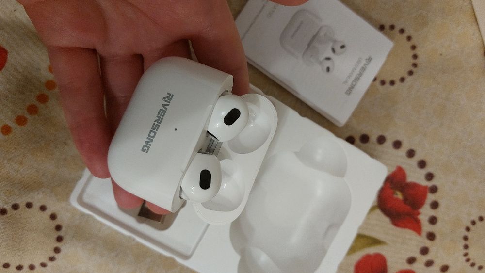 Vând căști noi, riversong