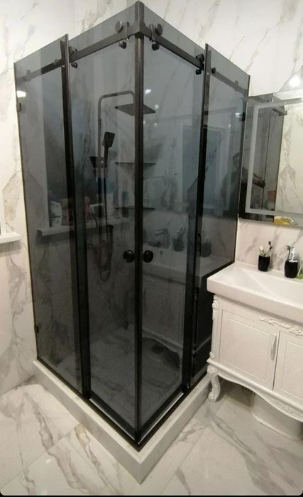 Душевые кабины, зеркало, мебель для ванной комнаты