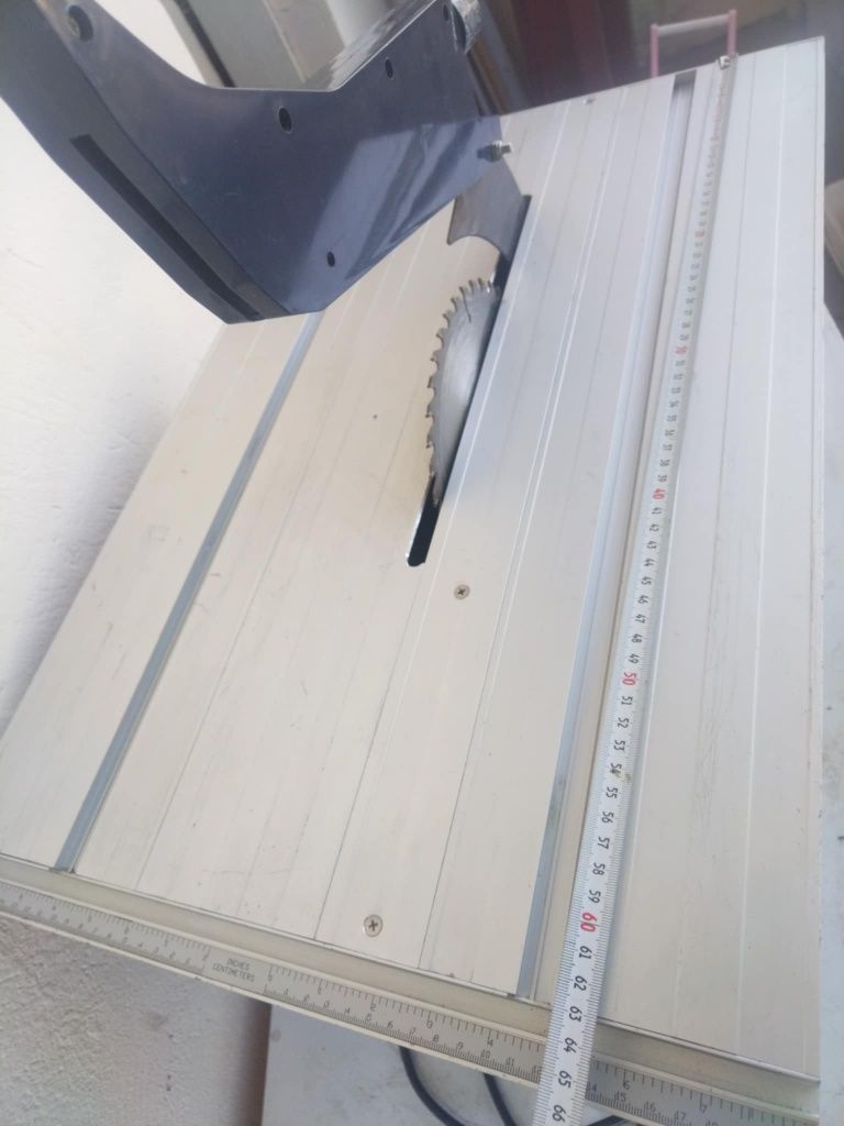 Стационарен циркуляр FERM TSM1033, Ф 250 mm, 1800 W
ЦЕНА: 280лв / тел.