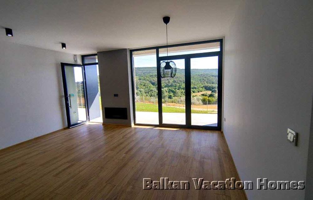 Нова, нискоенергийна къща на 4 км от Албена