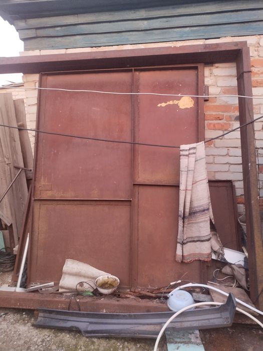 Продам металлический ворота на гараж 2,5*2,0м. Срочно Торг уместен