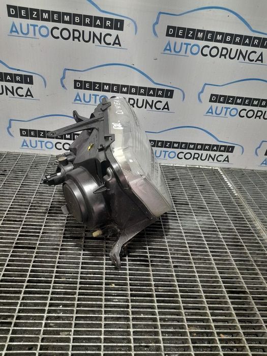 Far Dreapta Dacia Duster 2010 - 2013 SUV 4 Usi (1090) Fara xenon