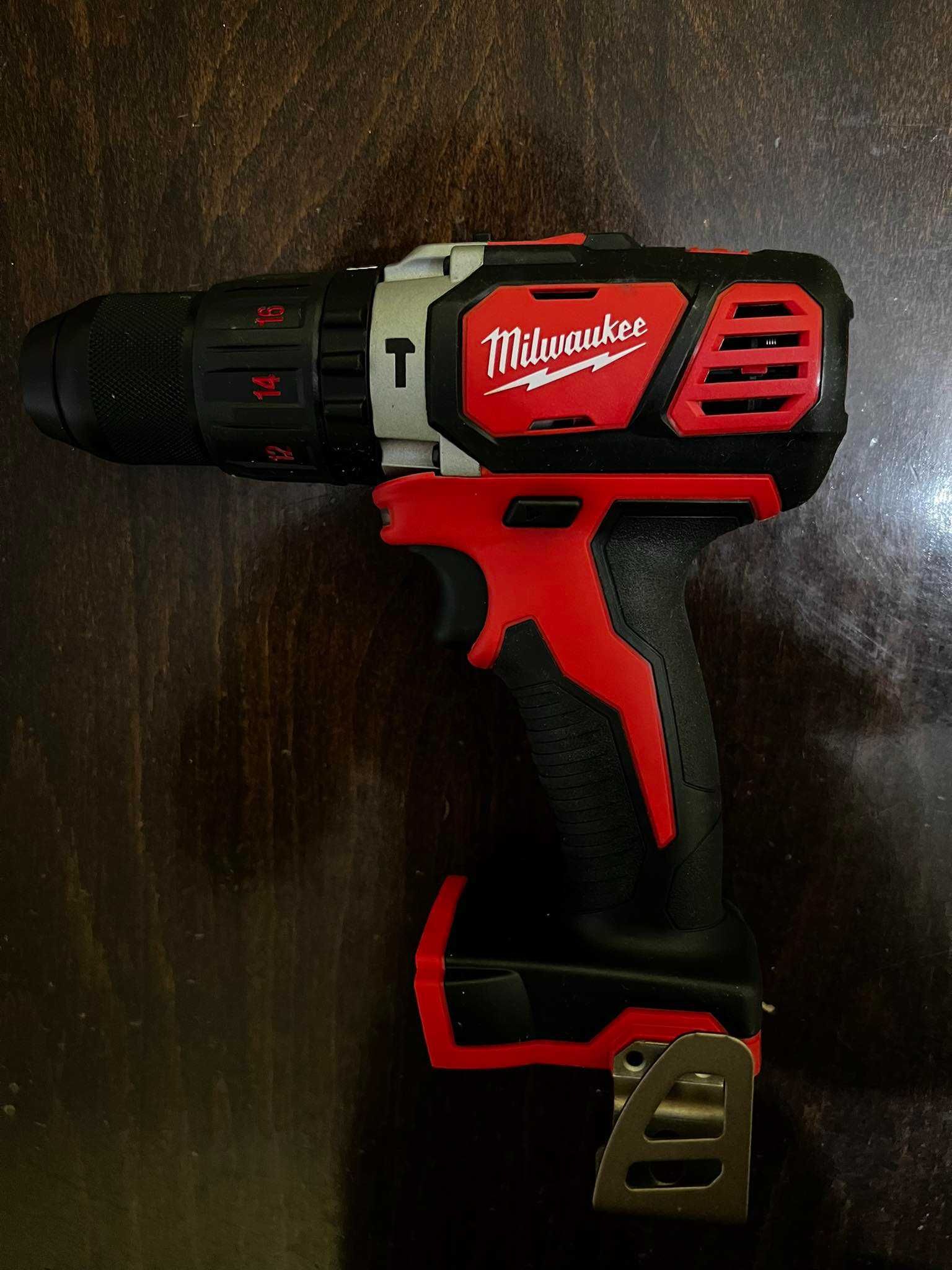 Акумулаторен ударен винтоверт Milwaukee M18 BPD-402C, 18V с куфар