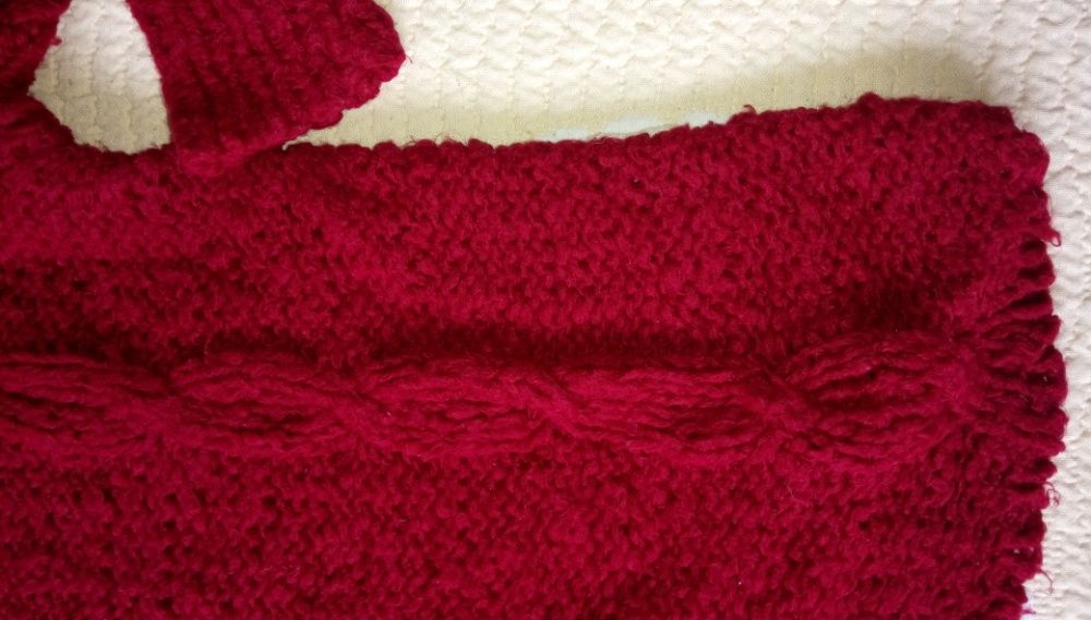 Плетен детски пуловер с дължина 46см за момиченце винено червен