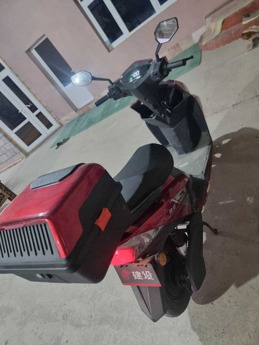 elektron skuter zaryad qilib yuriladi