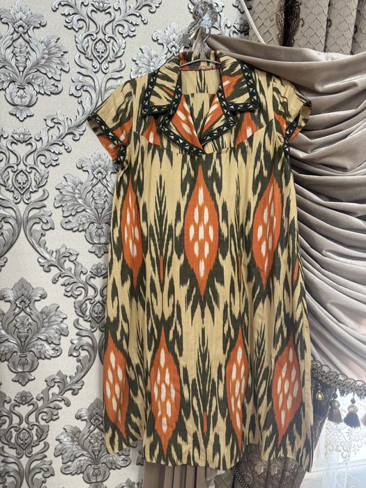 Adras ko’ylak ishton, zar qalpoqchasi bilan.