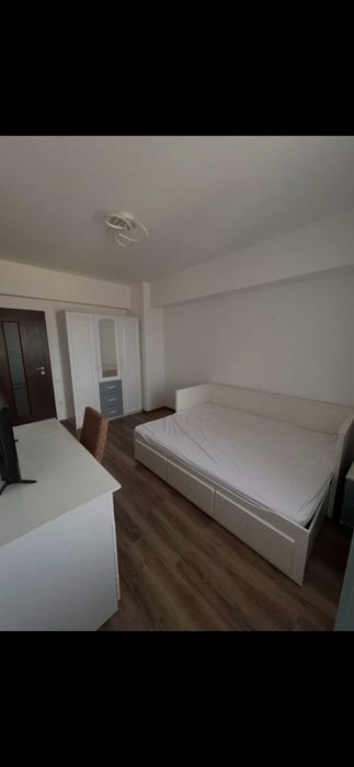 Cameră de închiriat într-un apartament cu 3 camere