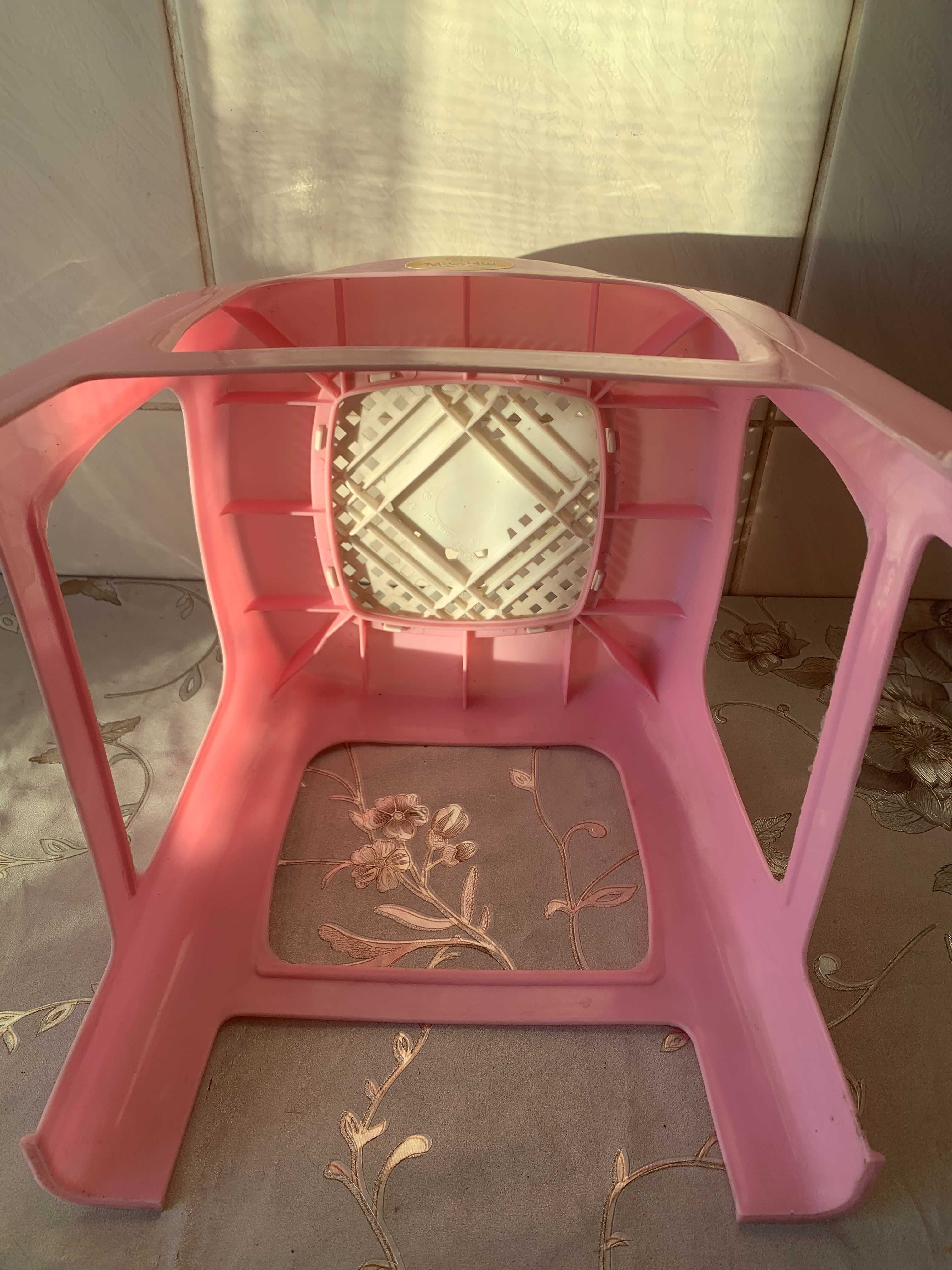 Продам стульчик детский из пластика розового цвета (сделано в России)