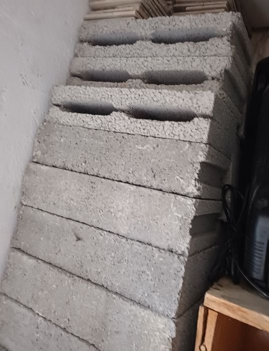 Продам пескоблок 10ка,где-то 70штук есть,сухой ровый