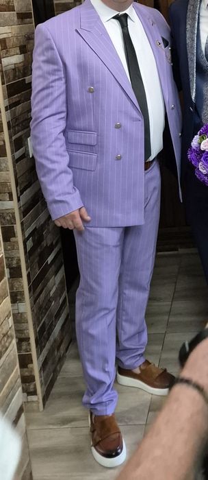 Vând costum naș mov deschis