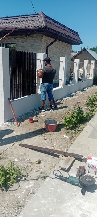Gard și porți din sipca metalică, plasă de fier forjat și bur. Potrivi