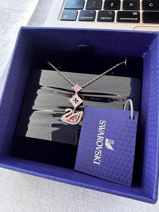 Colier Swarovski dancing swan rose gold cu piatra roz