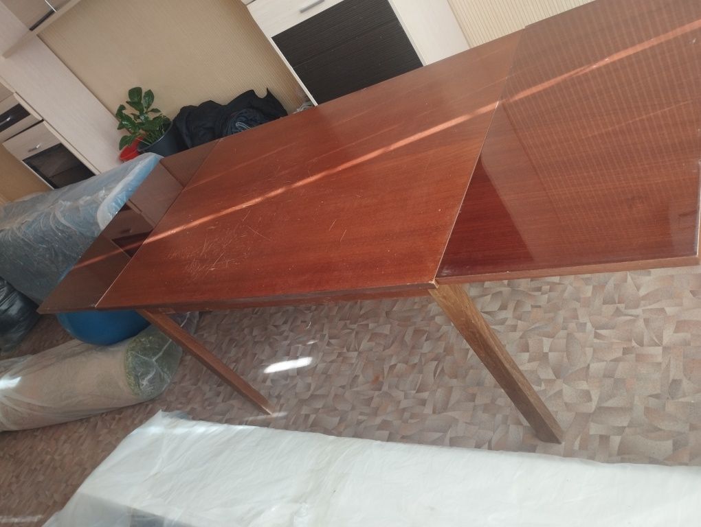 Продам стол из красного дерева