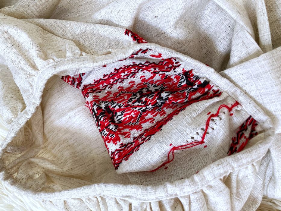 Ie din In cu motive traditionale, cusuta manual