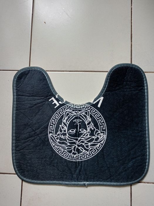 Vând covoraș baie cu logo,in stare perfectă,original .