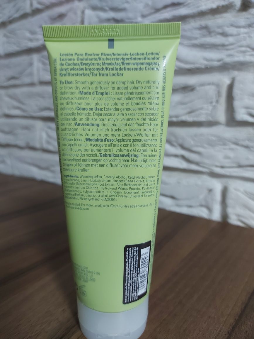 Aveda Be Curly enhancer - cremă styling pentru definirea buclelor
Be C