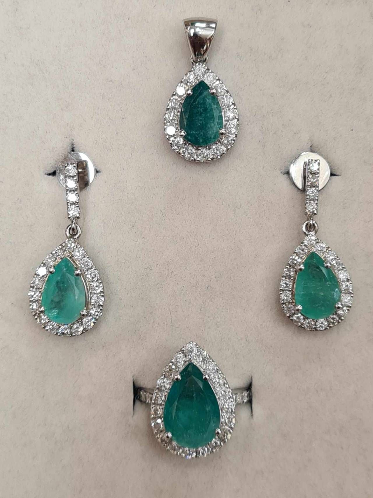 Set din aur alb 14k, cu smaralde naturale si diamante naturale, SAU37