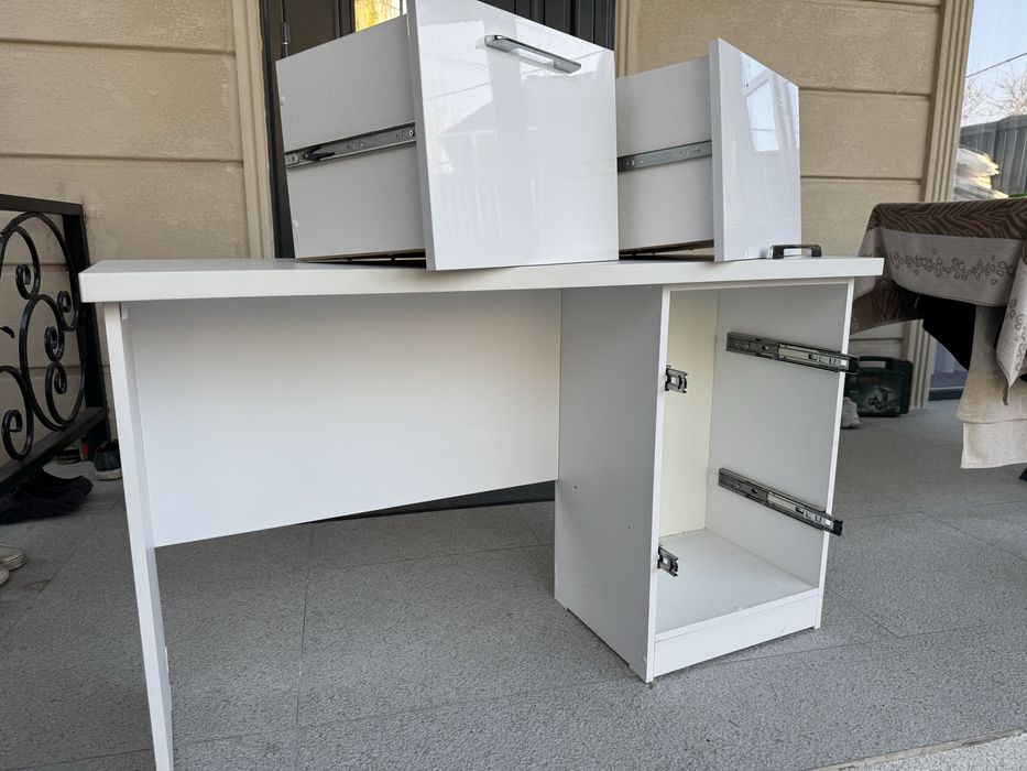 Продам стол парта не дорого б/у белый цвет глянец лак матовыый