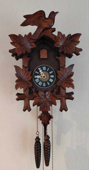 Ceas cu cuc din lemn de nuc