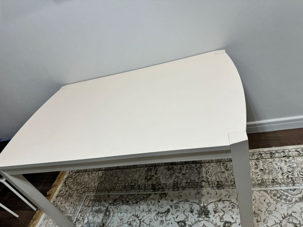 Белый стол кухонный