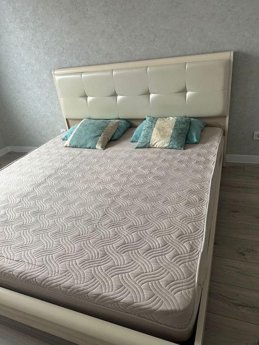 Двуспальная кровать с матрасом. Шкаф в подарок.