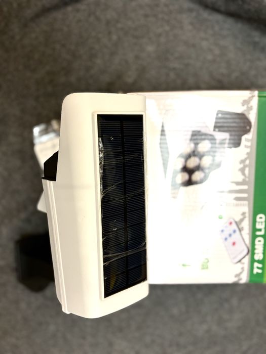 Lampă solară tip cameră falsă cu senzor de mișcare