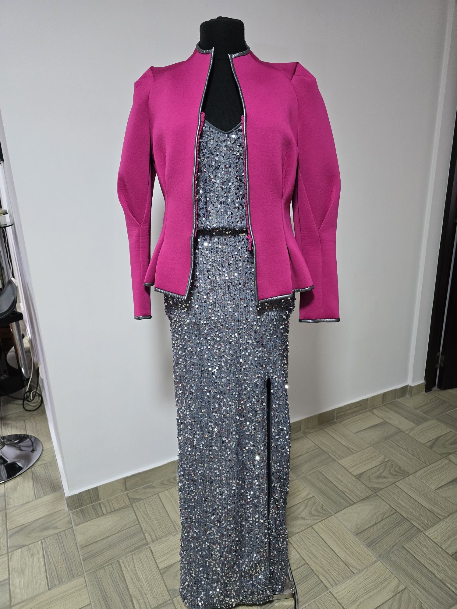Rochie lunga argintie, model cu crapatura pe picior