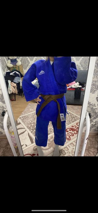 Кимоно адидас оригинал, в отличном состоянии,держит форму, для дзюдо!!