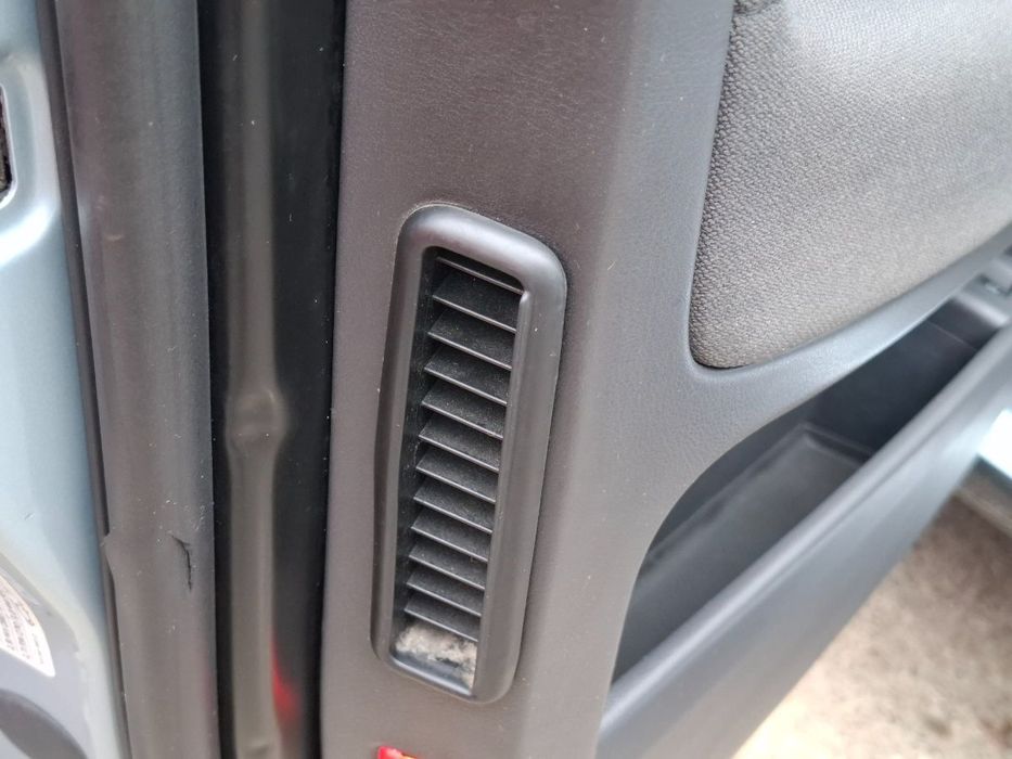 Grila aer portiera fata stanga VOLKSWAGEN TOUAREG 7LA, 7L6, 7L7 2002 - 2009