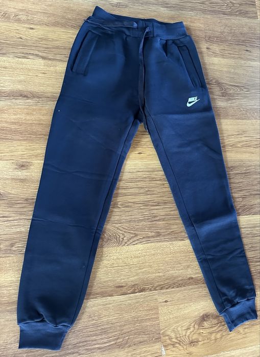 Мъжко,ватирано,тъмно синьо долнище Nike с ципове на джобовете