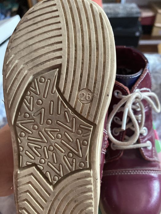 Аяқ киимдер сатылады